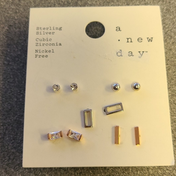 Earrings - Picture 3 of 7